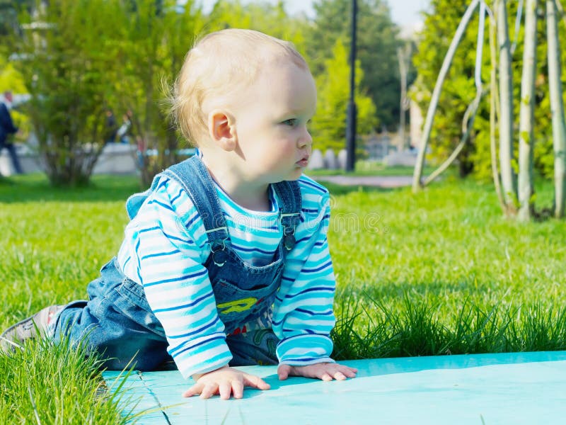 Baby in het Park stock foto