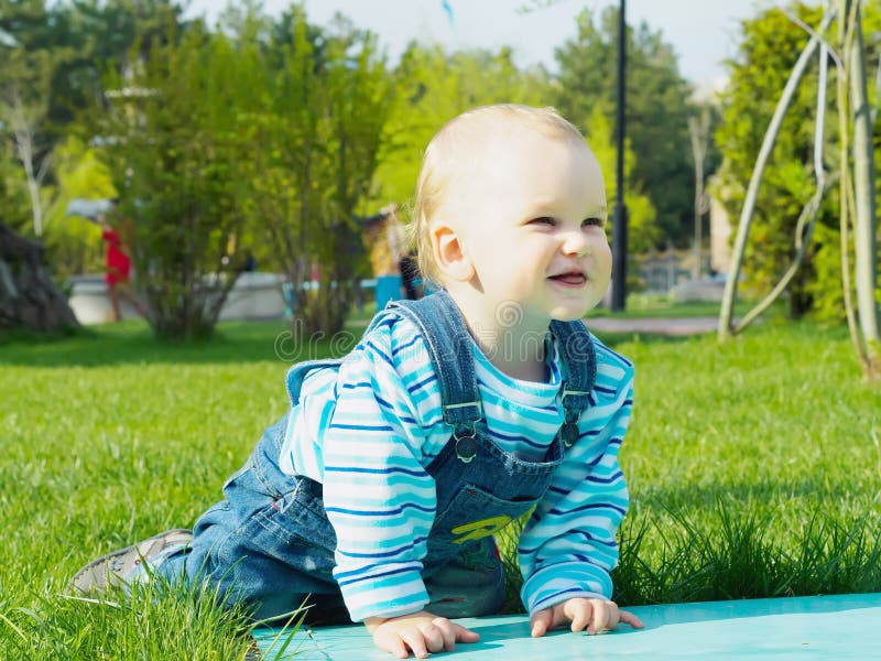 Baby in het Park stock fotografie