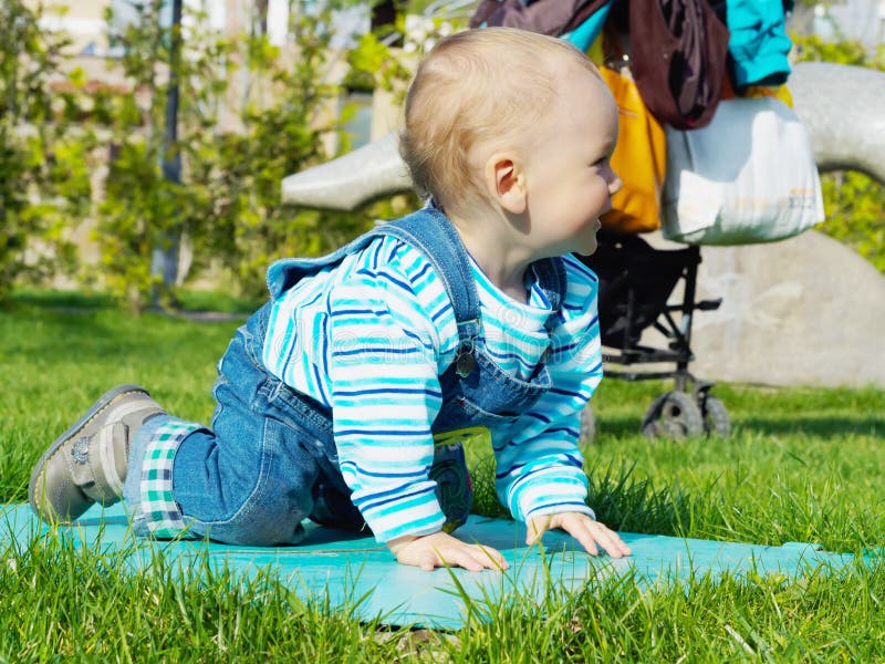 Baby in het Park royalty-vrije stock foto