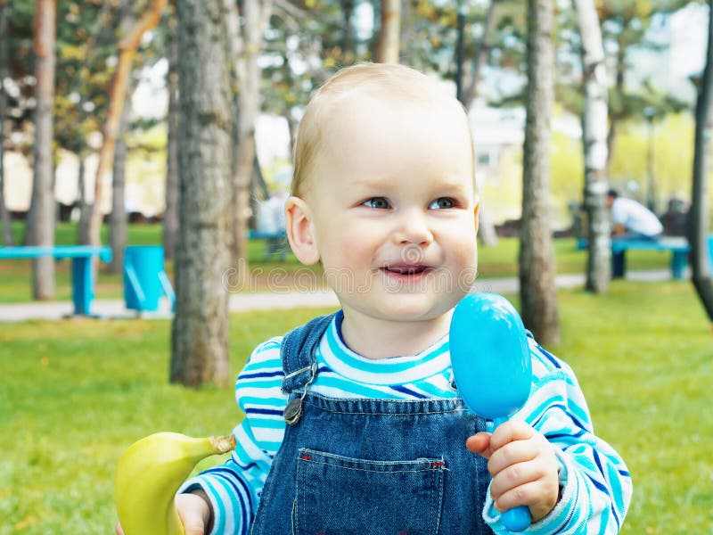 Baby in het Park royalty-vrije stock foto's