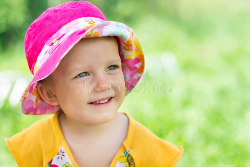 Baby im Garten stockbild. Bild von zicklein, kind, gras