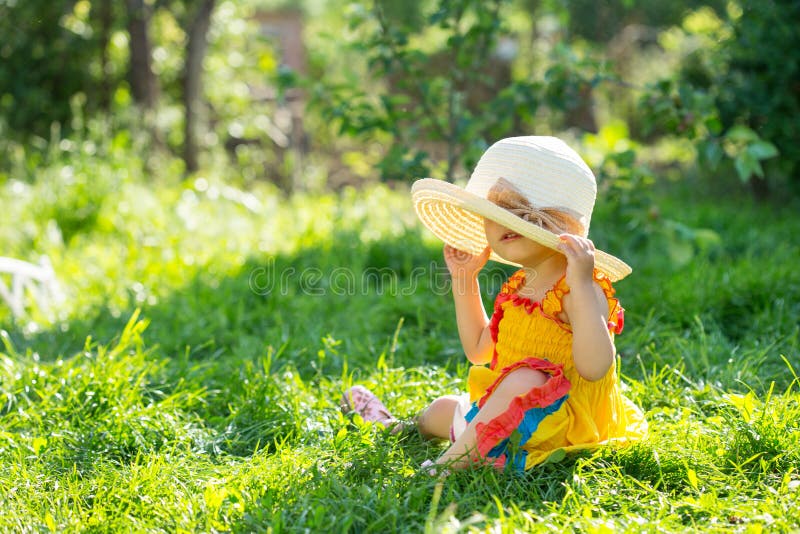 Baby im Garten stockbild. Bild von familie, junge