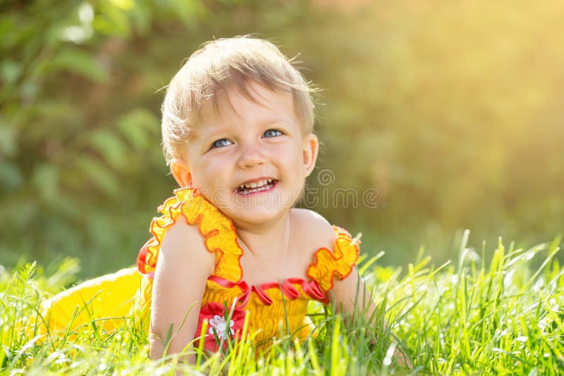 Baby im Garten stockfoto. Bild von glück, kaukasisch