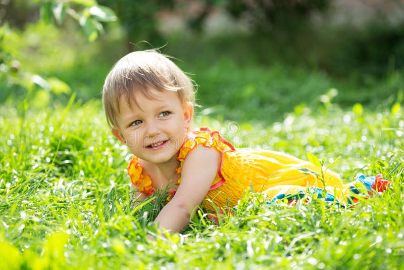 Baby im Garten stockbild. Bild von garten, baby 71845013