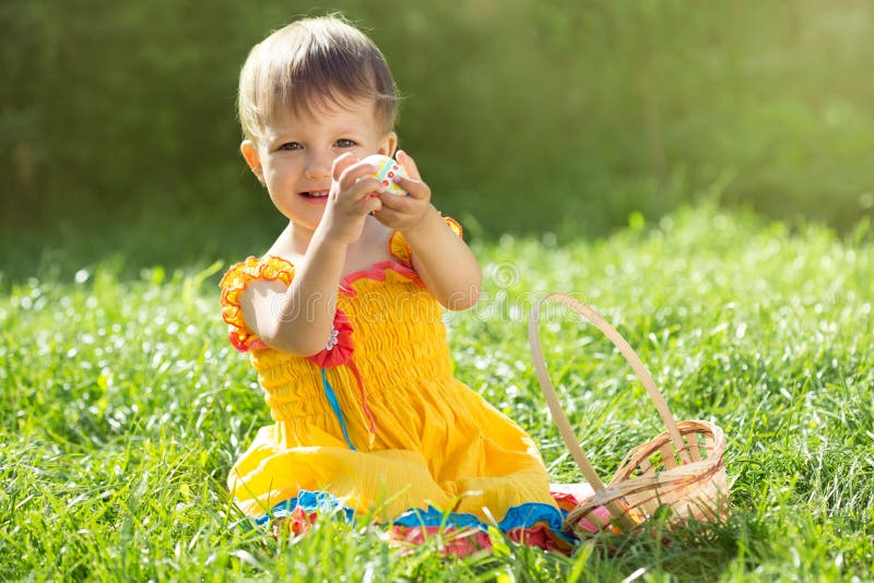 Baby im Garten stockbild. Bild von garten, baby 72185921