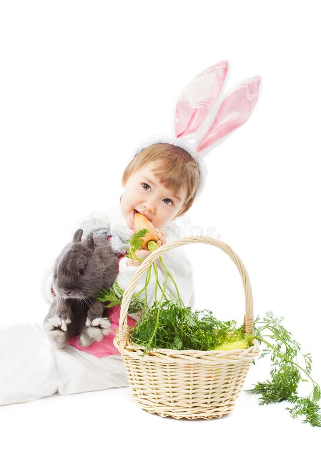 Baby im Osterhasenkostüm Karotte, Kindermädchen-Kaninchenhasen essend lizenzfreie stockfotografie Baby im Osterhasenkostüm Karotte, Kindermädchen-Kaninchenhasen essend lizenzfreie stockfotografie