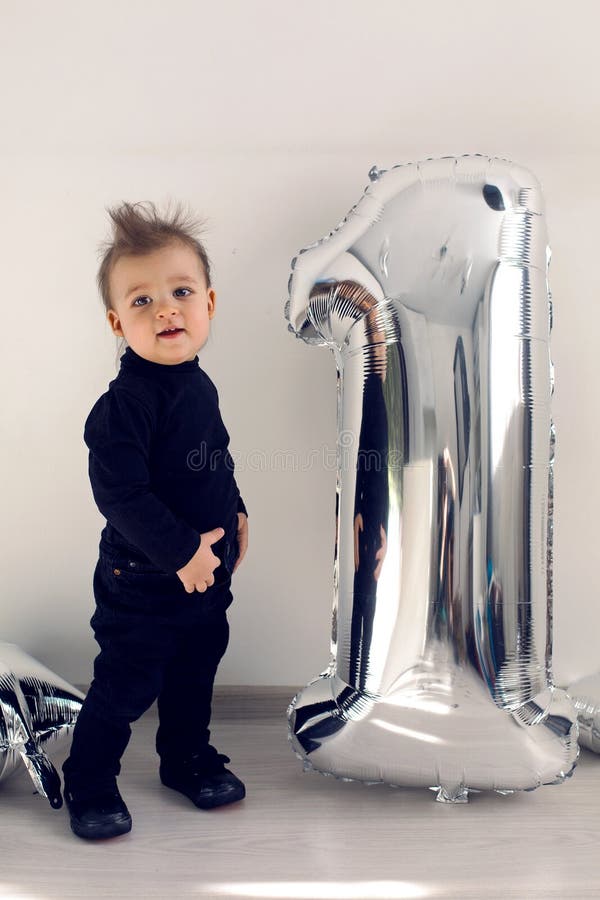 Baby im Schwarzen kleidet ein Jahr mit Silber lizenzfreie stockfotografie Baby im Schwarzen kleidet ein Jahr mit Silber lizenzfreie stockfotografie