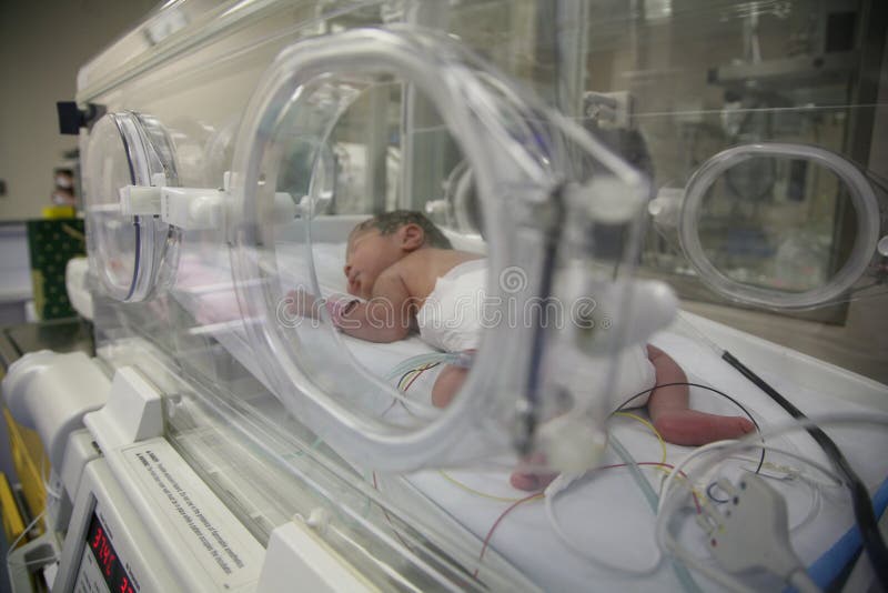 Obraz dítěte v inkubátoru spaní.