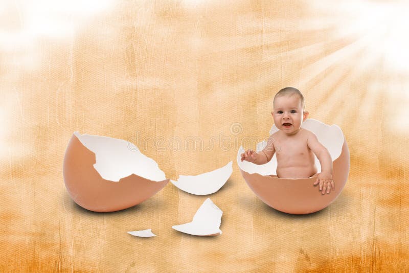 Bel bambino all'interno di un uovo, un nuovo concetto di vita.