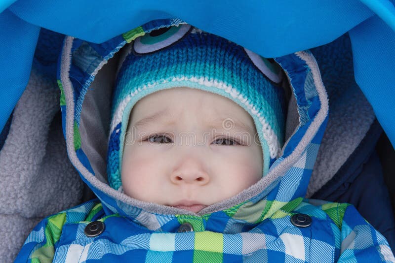 Baby ist im Spaziergänger lizenzfreie stockbilder Baby ist im Spaziergänger lizenzfreie stockbilder