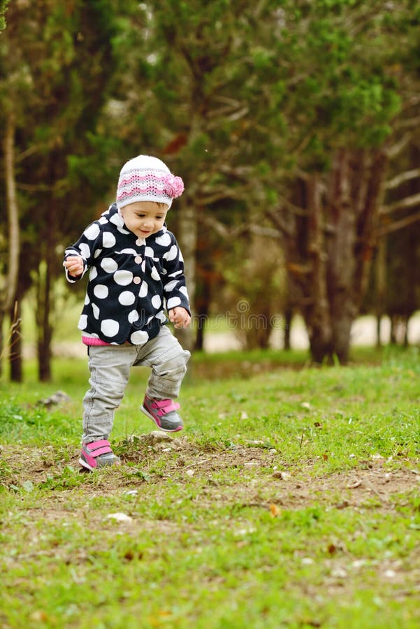 Baby läuft lizenzfreie stockfotografie Baby läuft lizenzfreie stockfotografie