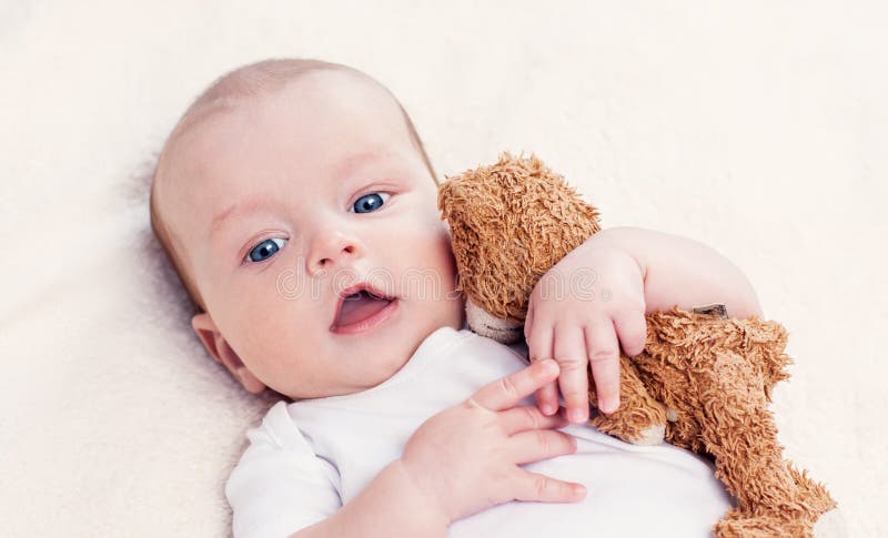 Baby met een favoriet stuk speelgoed royalty-vrije stock afbeeldingen Baby met een favoriet stuk speelgoed royalty-vrije stock afbeeldingen