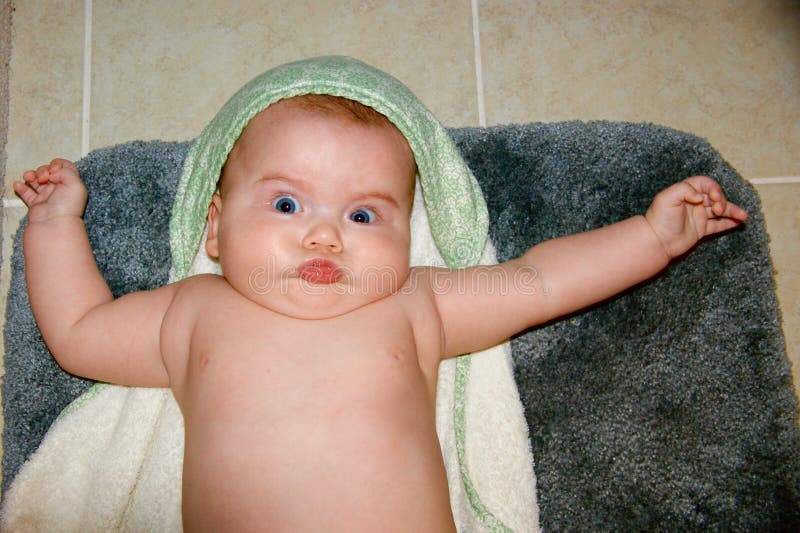 Baby met grappige gelaatsuitdrukking na een bad stock foto's Baby met grappige gelaatsuitdrukking na een bad stock foto's