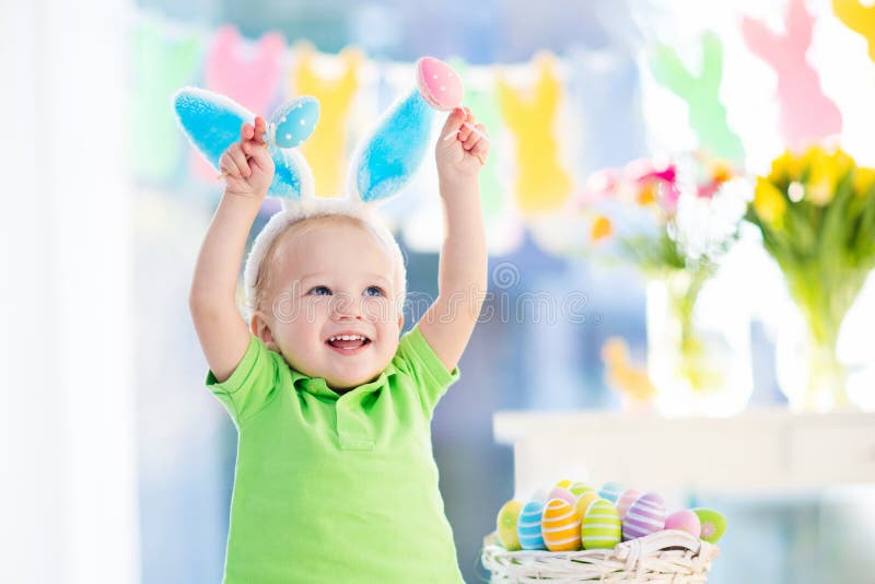 Baby met konijntjesoren op paaseijacht stock afbeeldingen Baby met konijntjesoren op paaseijacht stock afbeeldingen