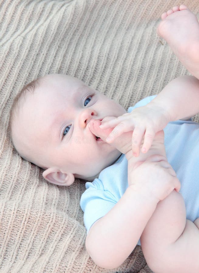 Weiland noot advocaat Baby met Voet in Mond stock afbeelding. Image of persoon - 16103649
