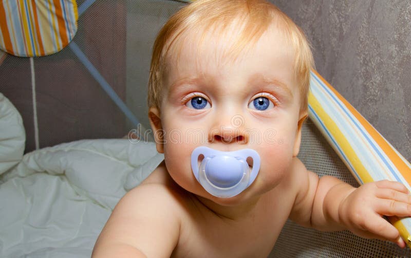 Baby mit blauem soother stockfoto. Bild von schön, kaukasisch 46625062