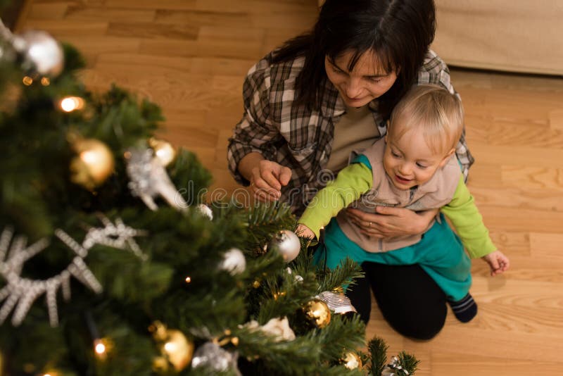 Baby moy in moeder` s overlapping De decoratie van Kerstmis stock afbeeldingen
