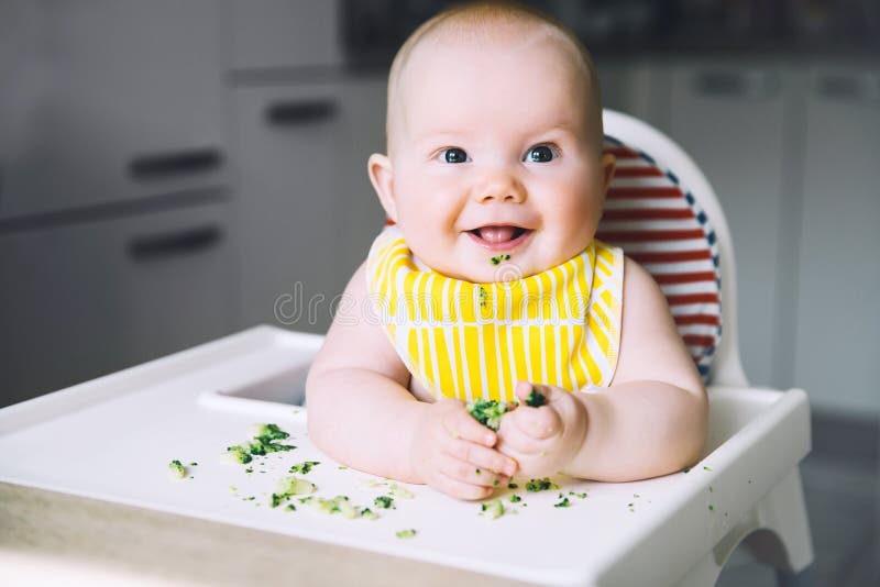 Baby' ; nourriture de s premier à alimenter images stock Baby' ; nourriture de s premier à alimenter images stock