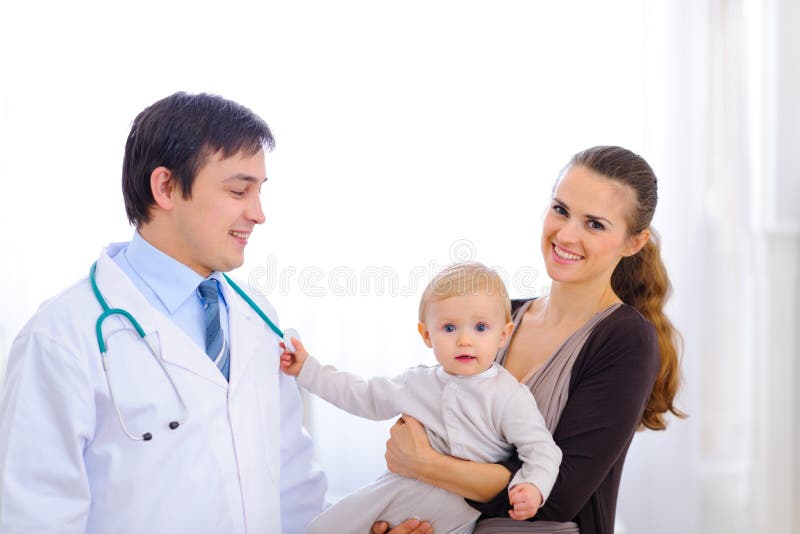 Baby op mammahand wat betreft stethoscoop van arts stock afbeeldingen Baby op mammahand wat betreft stethoscoop van arts stock afbeeldingen