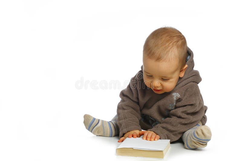 Malé dieťa čítať zaujímavú knihu.