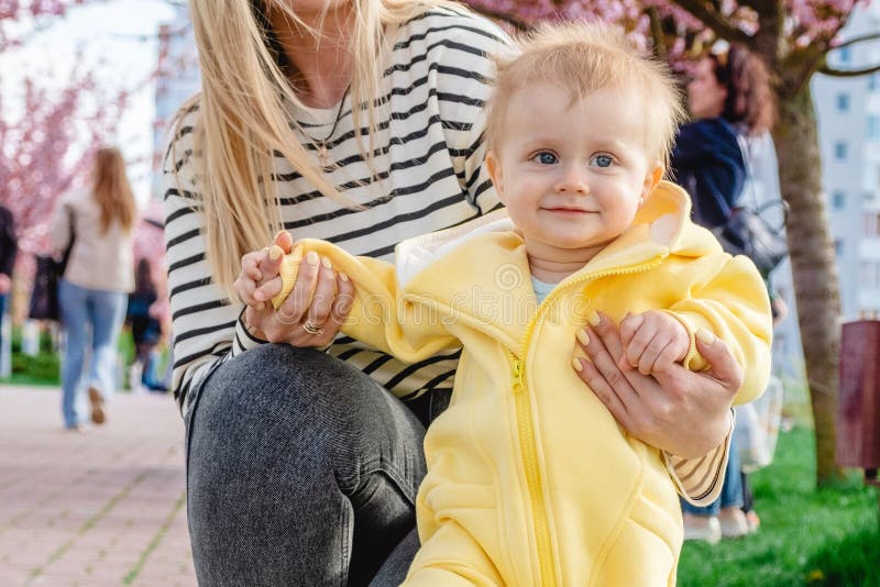 Babele fac primii pași cu mamele iubitoare. royalty free stock photo