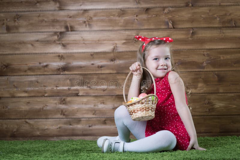 Baby sammeln Ostereier lizenzfreies stockbild Baby sammeln Ostereier lizenzfreies stockbild