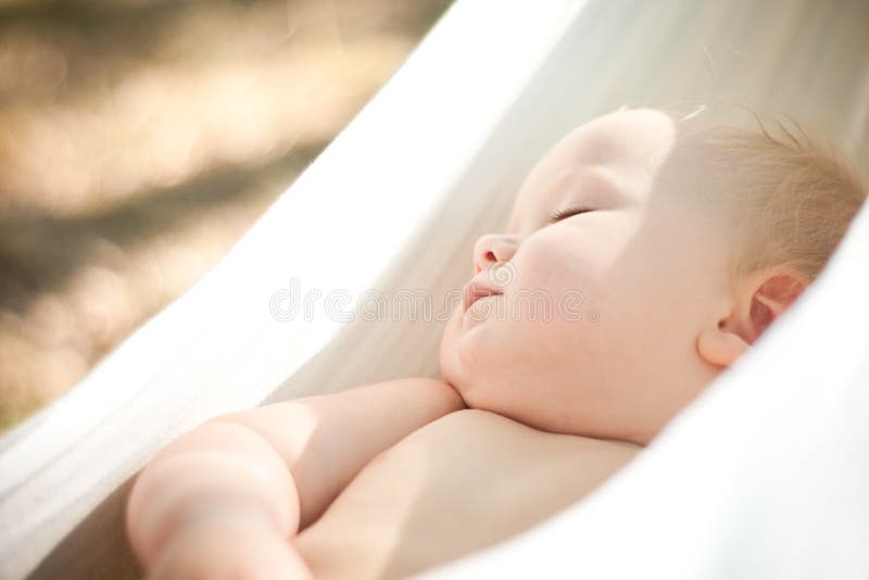 Baby sleep quiet into hammock