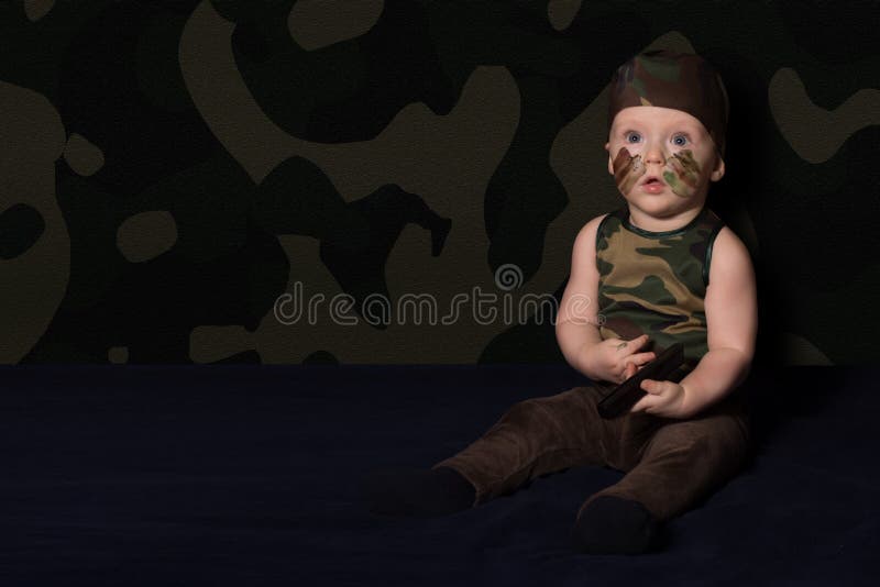 Dieťa vojak v jednotný vojna maľovať na jeho.