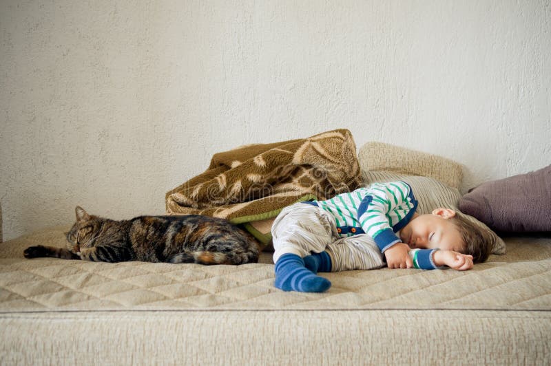 Baby Und Katze Schlafen
