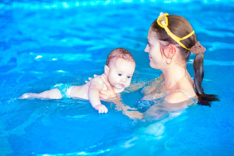 Baby und Mutter im Swimmingpool stockfotos Baby und Mutter im Swimmingpool stockfotos