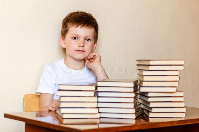 Baby und Stapel Bücher stockfotografie Baby und Stapel Bücher stockfotografie
