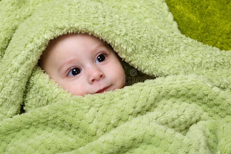Baby unter dem grünen Tuch lizenzfreies stockfoto Baby unter dem grünen Tuch lizenzfreies stockfoto