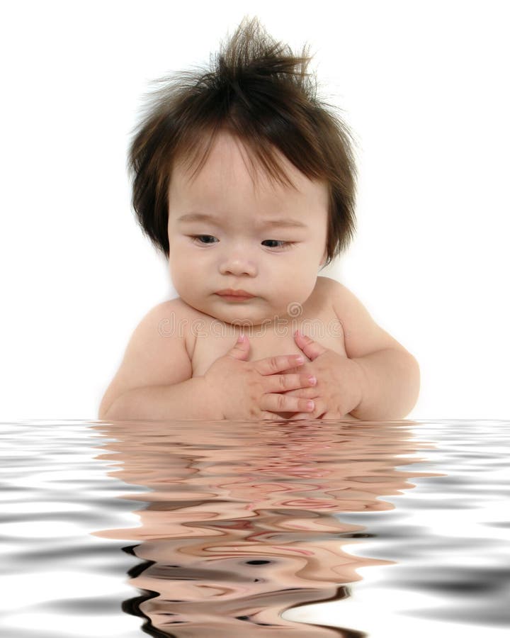 Bambino in acqua su una parte bianca schiena a terra.