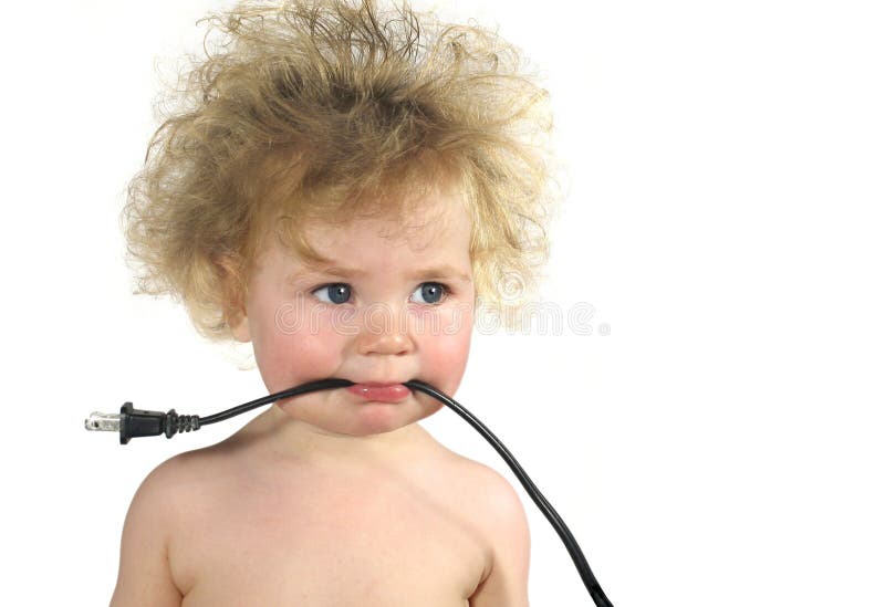 Ein Kind haar a elektrisch Kabel auf weiß.