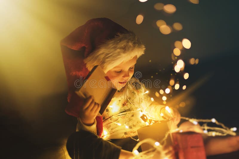 Baby-öffnende Weihnachtsgeschenke lizenzfreies stockfoto Baby-öffnende Weihnachtsgeschenke lizenzfreies stockfoto