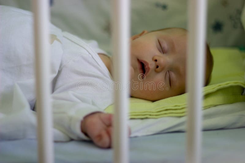 Susses Neugeborenes Baby Das Mit Offenem Mund Schlaft Stockfoto Bild Von Mund Neugeborenes