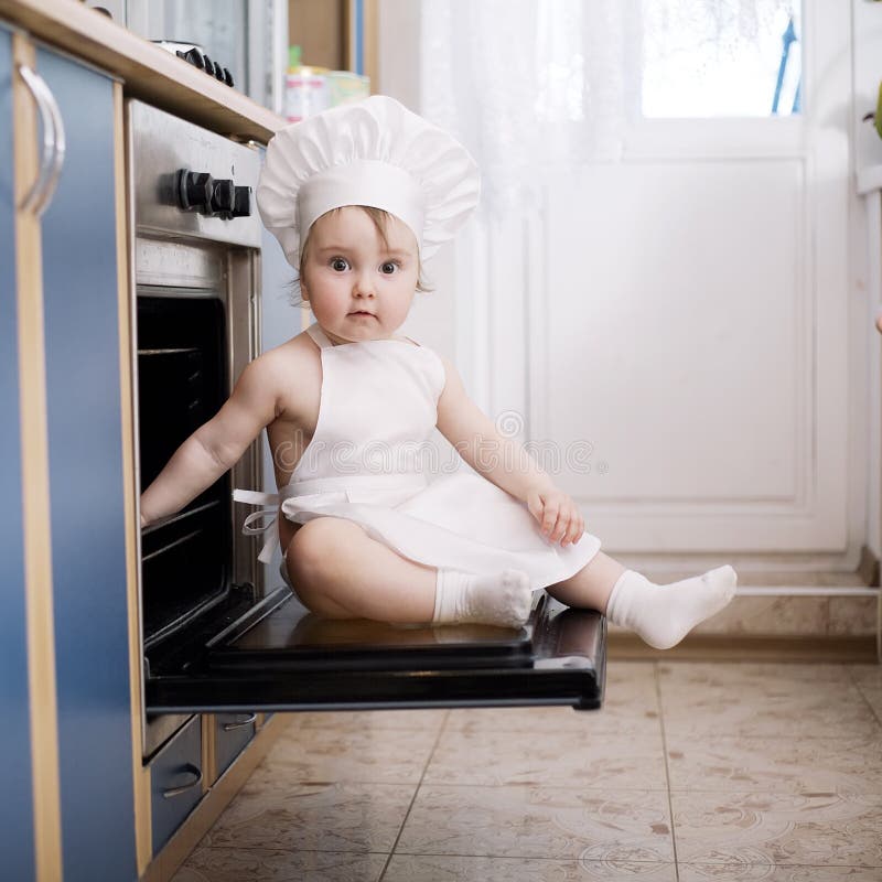 Babychefköche im Ofenlebensmittel stockfotos Babychefköche im Ofenlebensmittel stockfotos