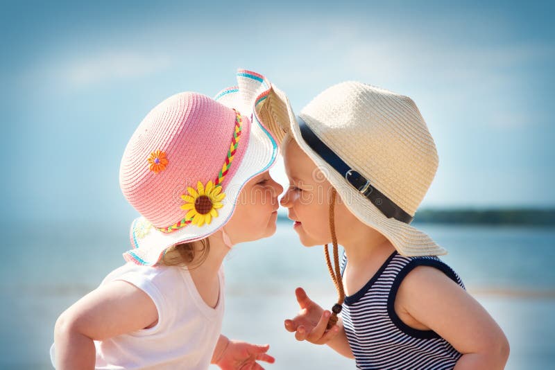 Babygirl i babyboy całowanie na plaży obrazy royalty free Babygirl i babyboy całowanie na plaży obrazy royalty free