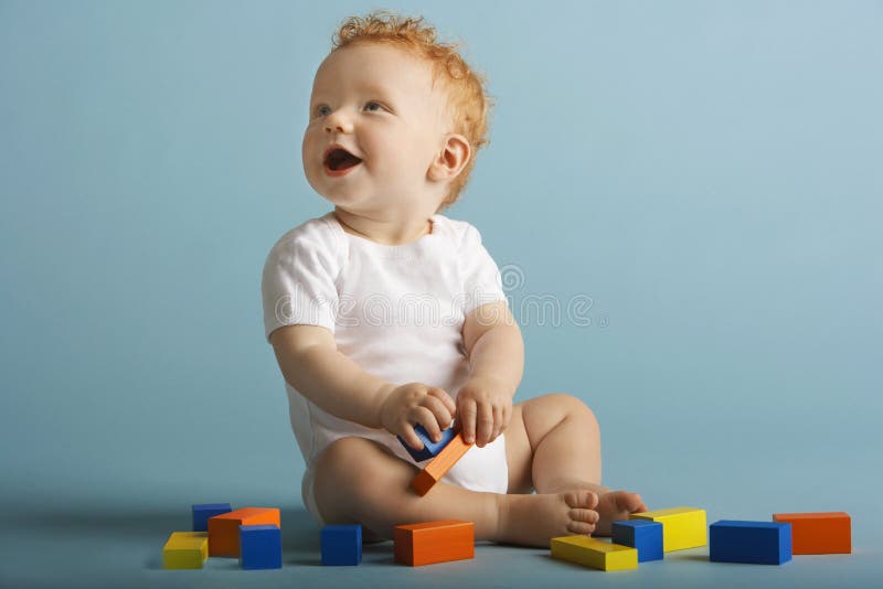 Babyjongen het Spelen met Bouwstenen stock fotografie Babyjongen het Spelen met Bouwstenen stock fotografie