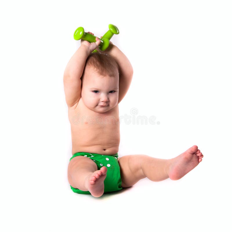 Babykind, Kleinkind in den grünen Windeln, die Übungen mit dumbbel tun lizenzfreie stockfotos Babykind, Kleinkind in den grünen Windeln, die Übungen mit dumbbel tun lizenzfreie stockfotos