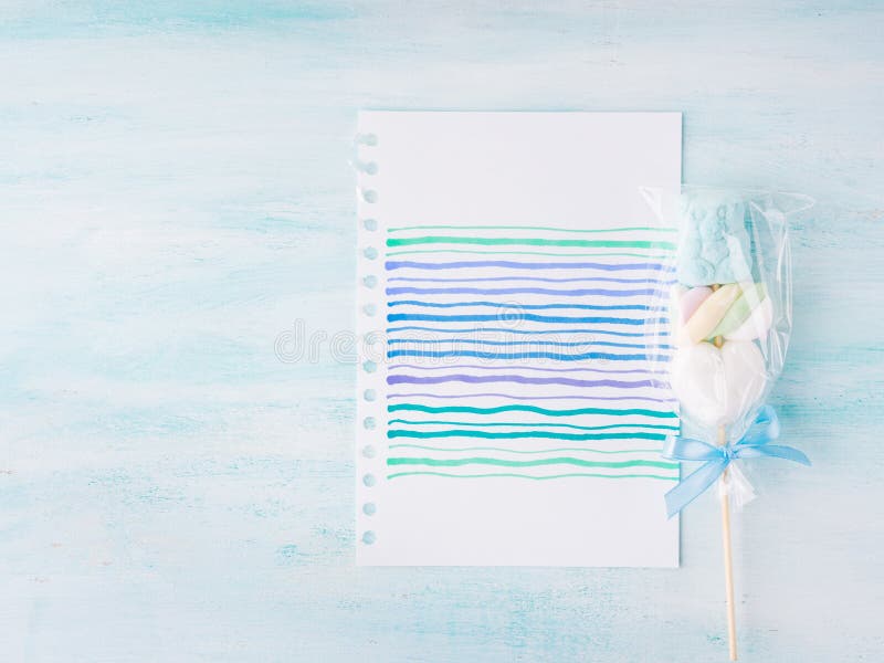 Babykinderglückwunschkarteeinladung auf Pastellhintergrund lizenzfreies stockfoto Babykinderglückwunschkarteeinladung auf Pastellhintergrund lizenzfreies stockfoto