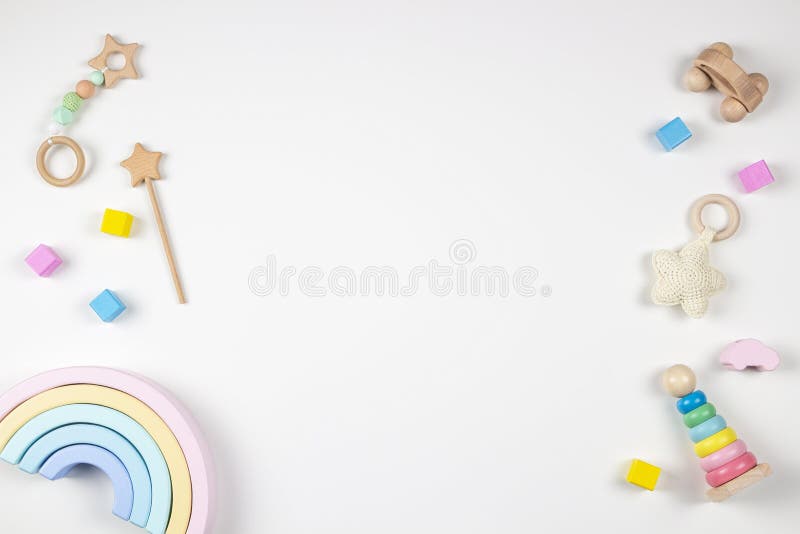 Babykinderspielwarenrahmen auf weißem Hintergrund. Draufsicht. flache Lage. Kopienraum für Text