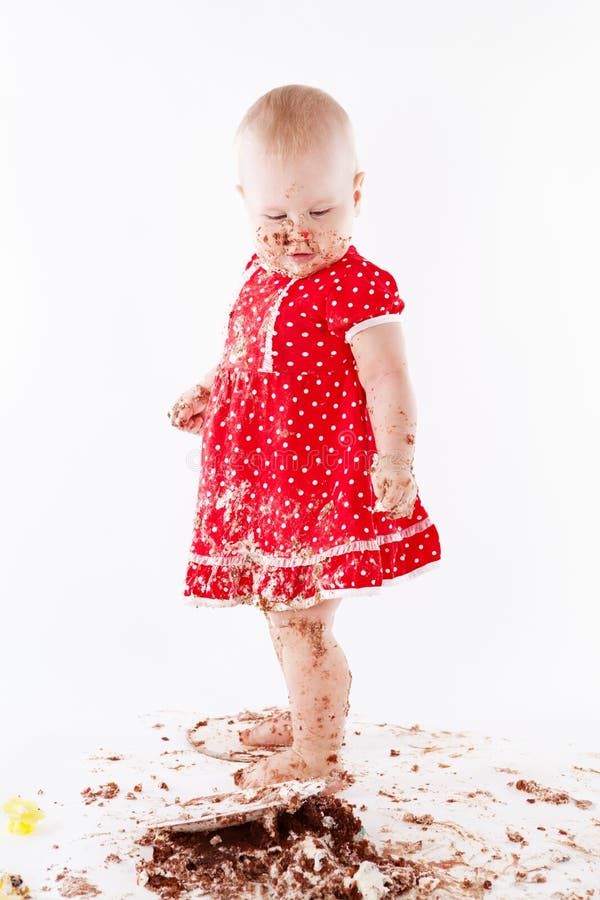 Babymeisje en haar verjaardagscake. stock afbeelding Babymeisje en haar verjaardagscake. stock afbeelding