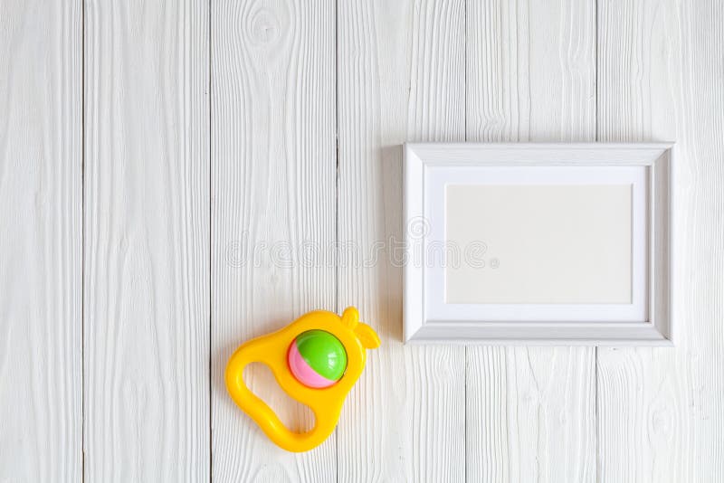 Babyparty - leerer Bilderrahmen auf hölzernem Hintergrund stockfotografie Babyparty - leerer Bilderrahmen auf hölzernem Hintergrund stockfotografie