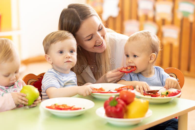 Babys, die gesunde Nahrung im Kindergarten essen