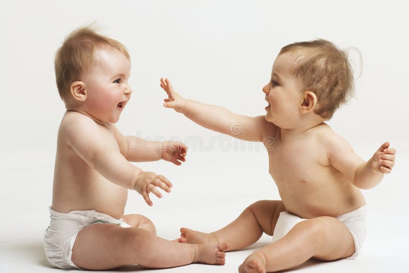 Babys die op Witte Achtergrond spelen stock foto's Babys die op Witte Achtergrond spelen stock foto's