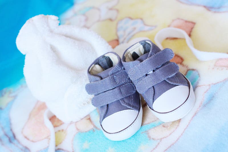 Babyschuhe und Schätzchenschutzkappe stockfotografie Babyschuhe und Schätzchenschutzkappe stockfotografie