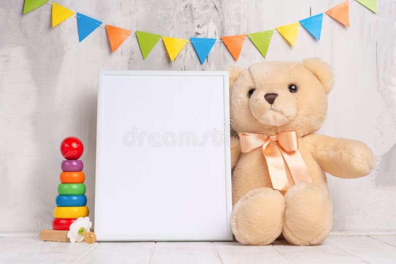 Babyspeelgoed en kader op lichte muurachtergrond, voor ontwerp De douche van de baby stock foto's Babyspeelgoed en kader op lichte muurachtergrond, voor ontwerp De douche van de baby stock foto's