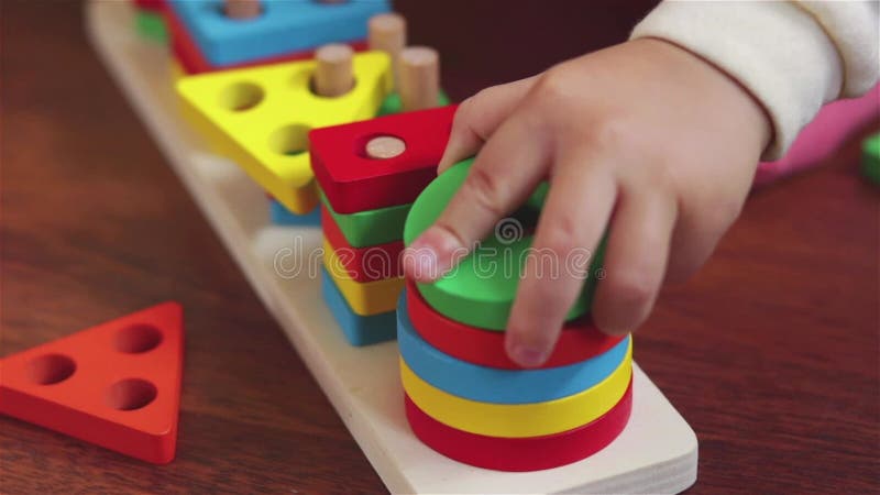 Babyspelen met kleurrijk houten geometrisch speelgoed dicht