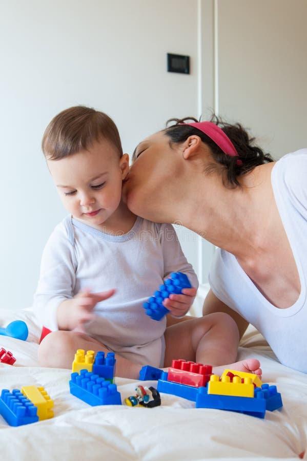 Babyspiele mit lego Ziegelsteinen lizenzfreies stockbild Babyspiele mit lego Ziegelsteinen lizenzfreies stockbild